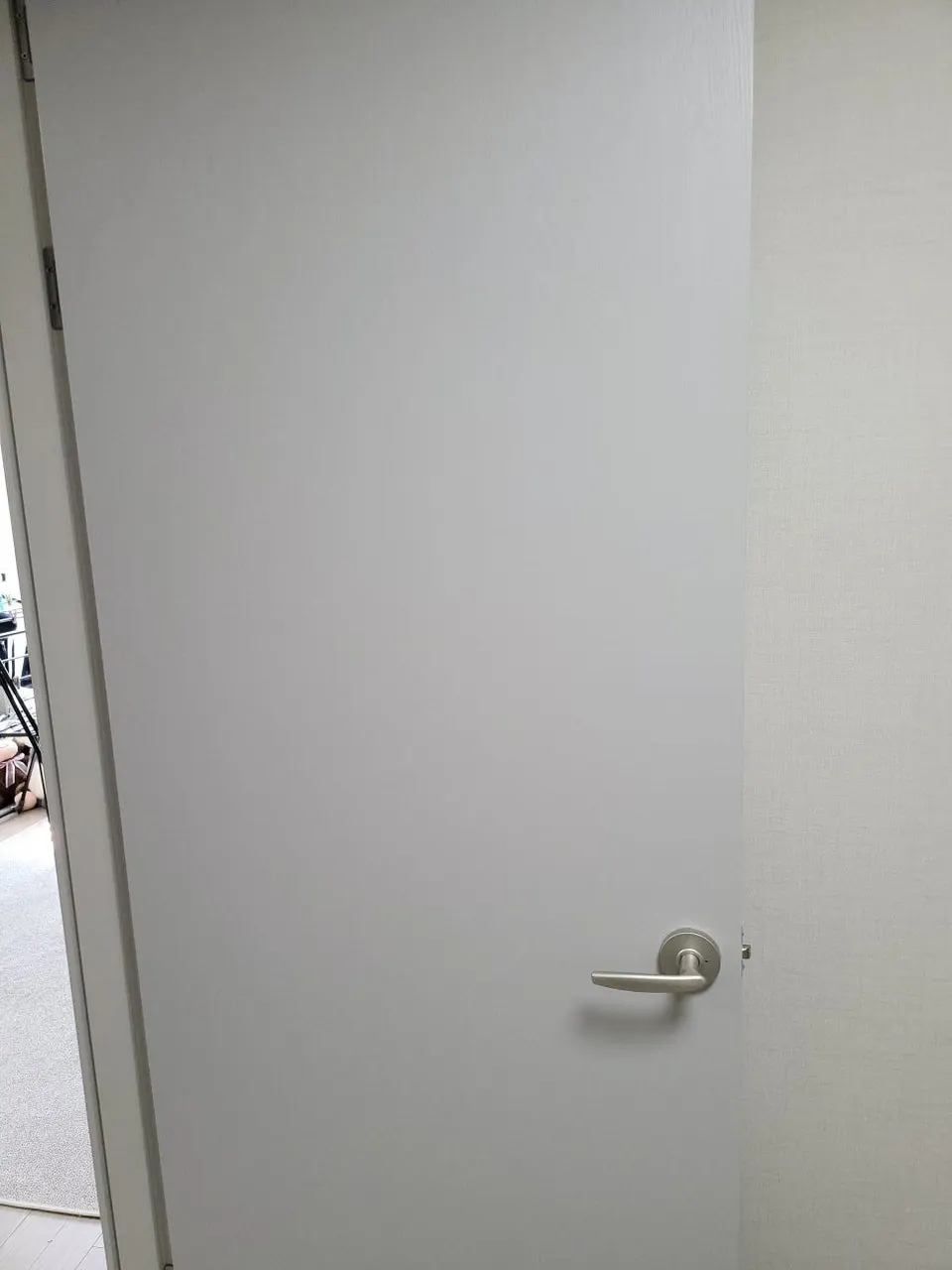 시트지 리폼을 마친 회색 안방문 — 깨졌던 자리가 보이지 않는 모습