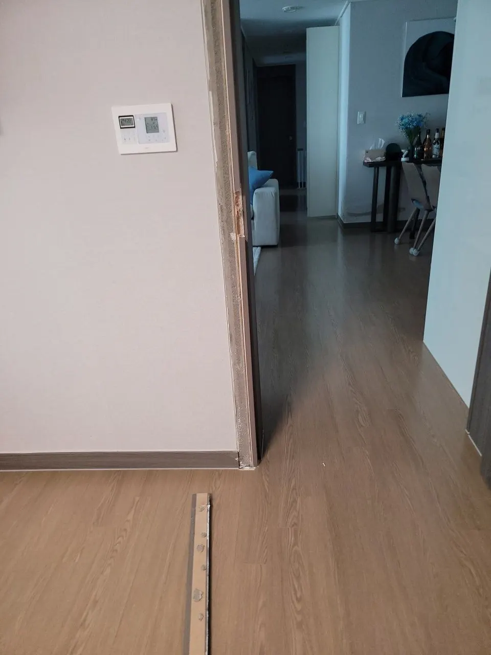 문틀 세로 몰딩이 떨어져 바닥에 놓이고 문틀이 깨진 복원 전 모습