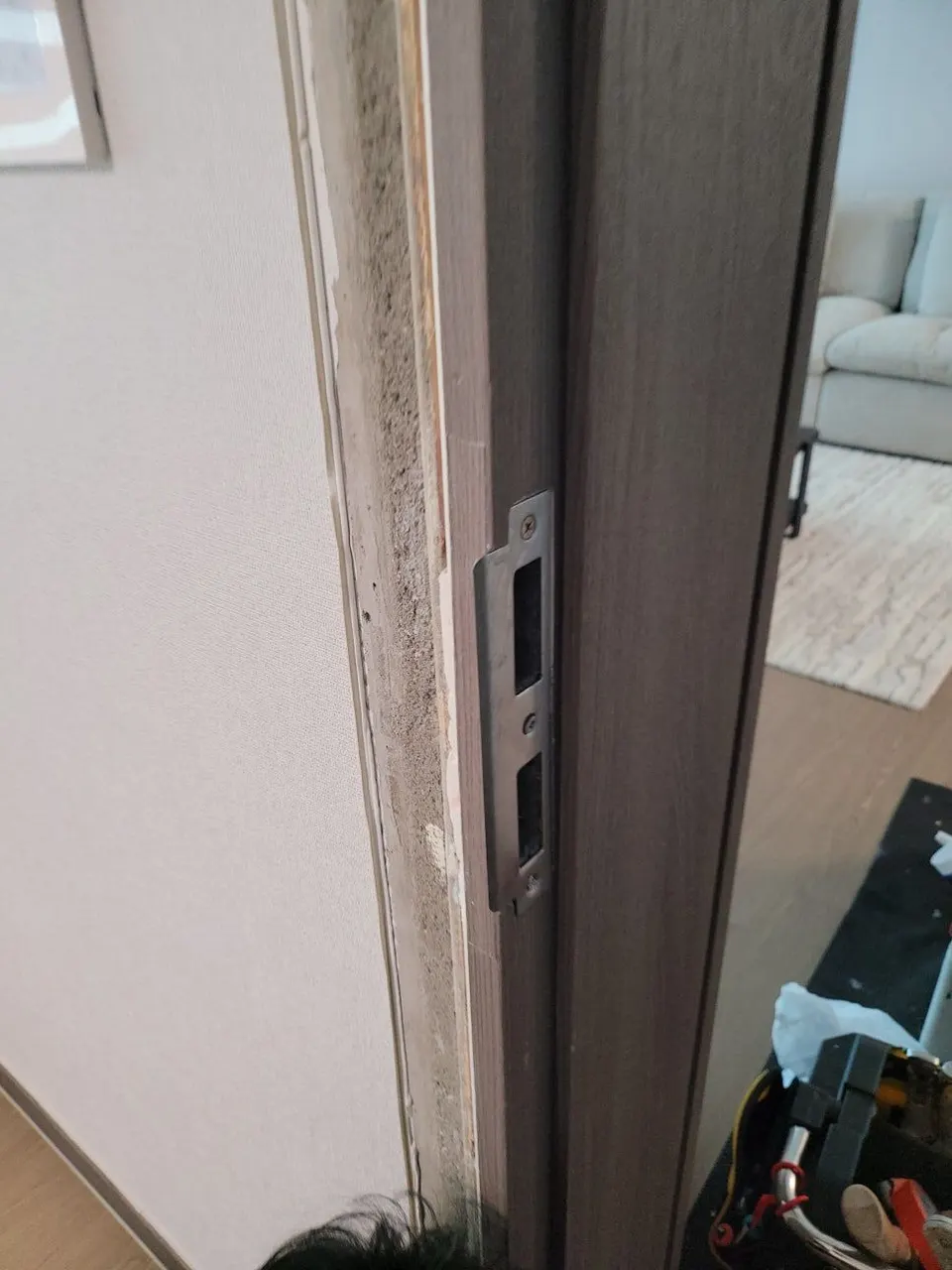 문틀 옆면에 캐치박스 철판을 달 자리를 잡아 둔 모습