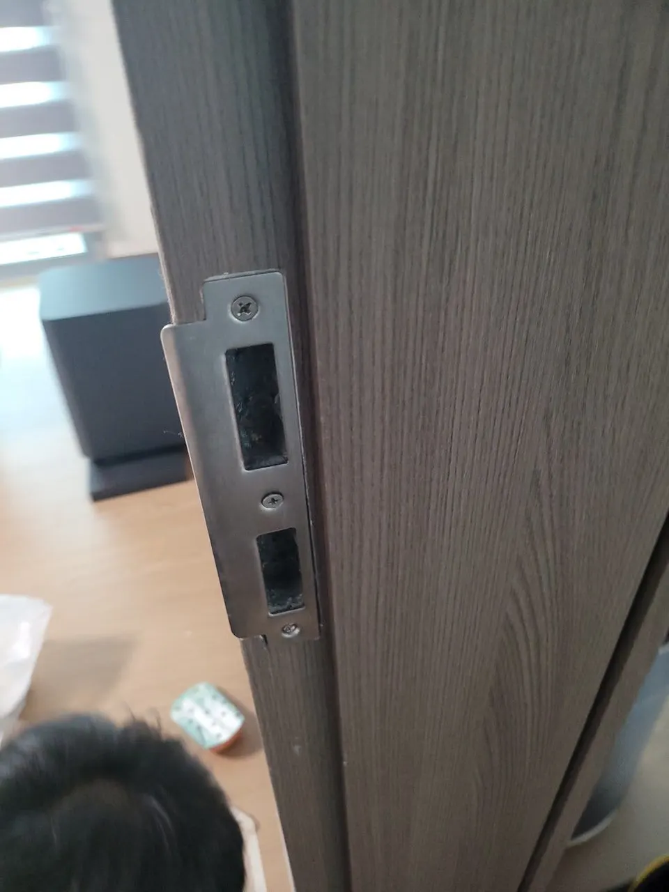 복원한 문틀 옆면에 캐치박스 철판이 제자리에 달린 모습