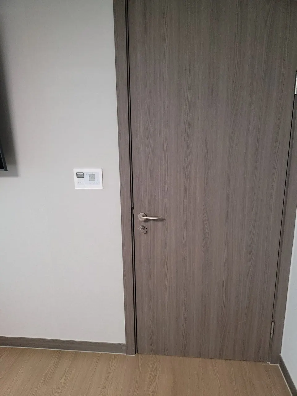 복원을 마친 방문 — 문틀 걸림 자리와 몰딩이 매끈하게 이어진 모습
