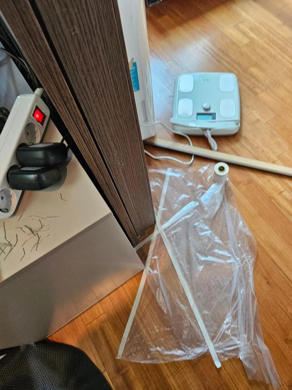 문틀 아래 바닥에 비닐을 깔아 보양한 작업 자리