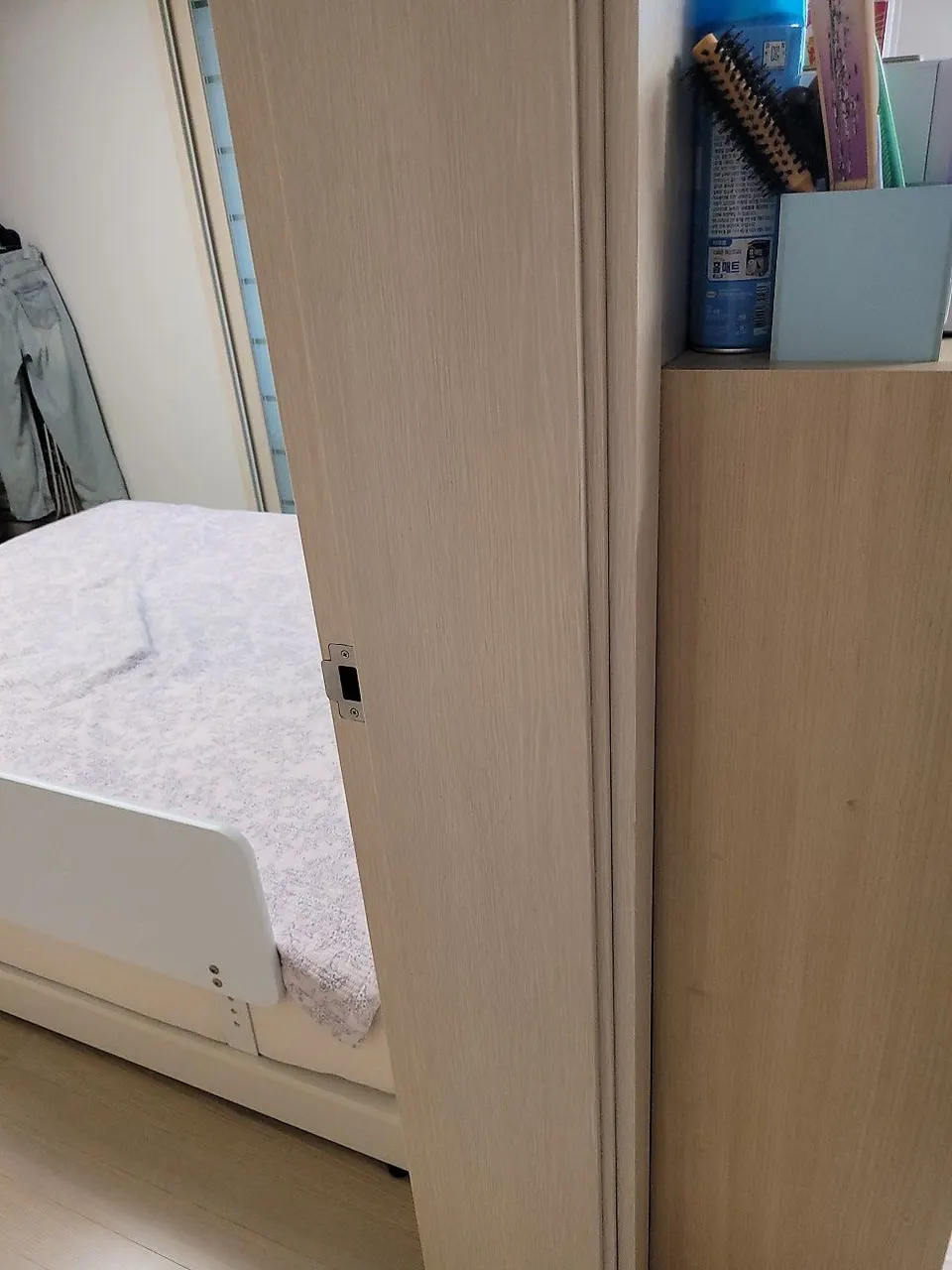 문이 방 바깥쪽으로 열리도록 바꾼 아이방 — 문 옆면에 캐치박스가 달린 모습