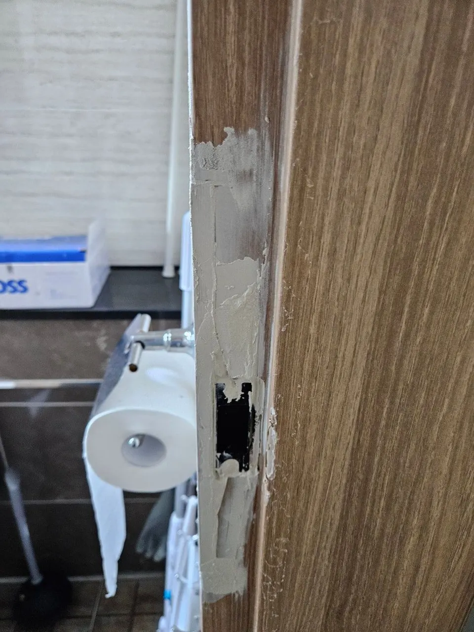 퍼티를 올려 하얗게 면을 잡은 문틀 옆면