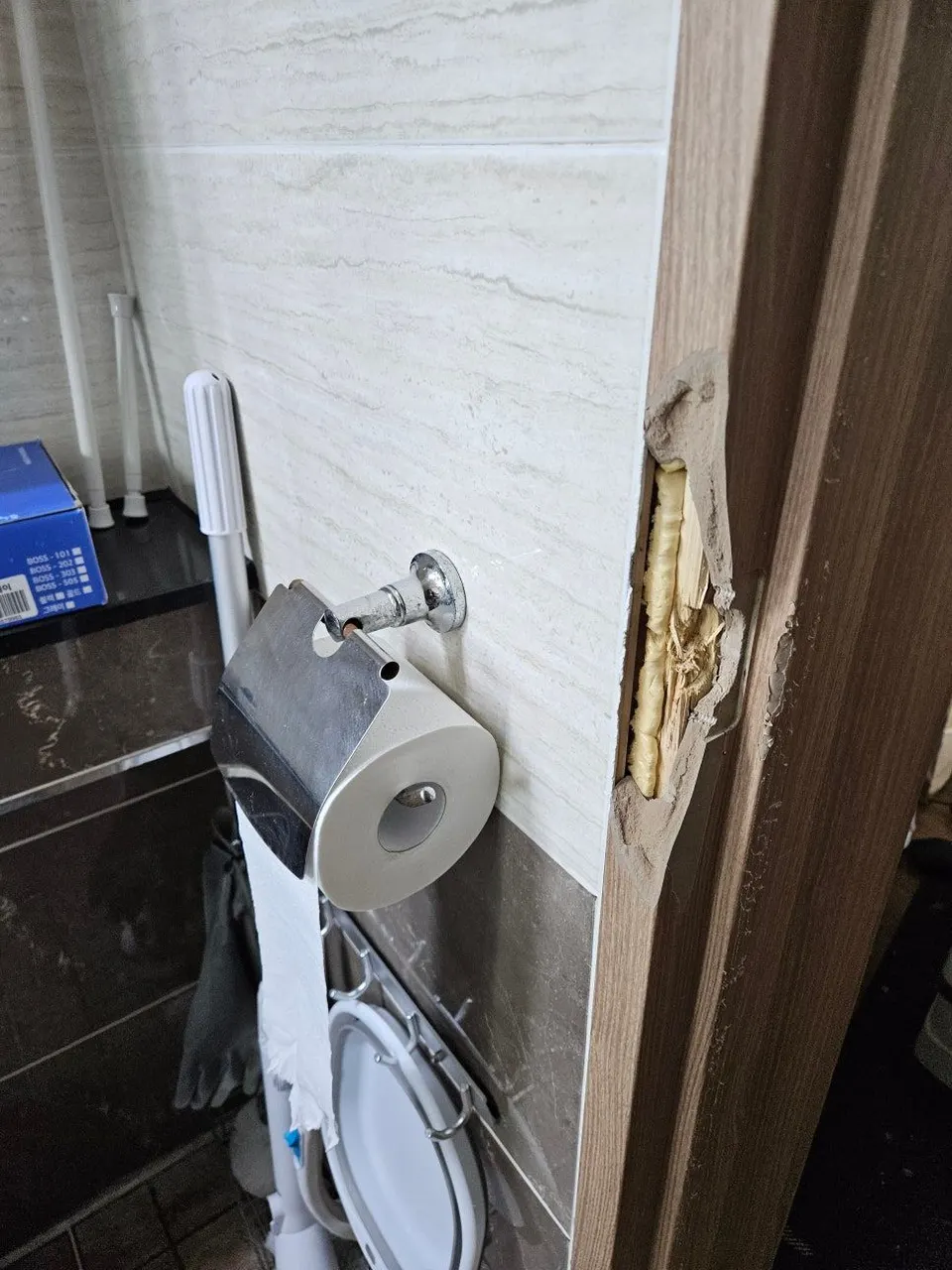 손잡이 걸림 쪽 문틀이 길게 찢겨 나무 조각이 떨어져 나간 복원 전 모습