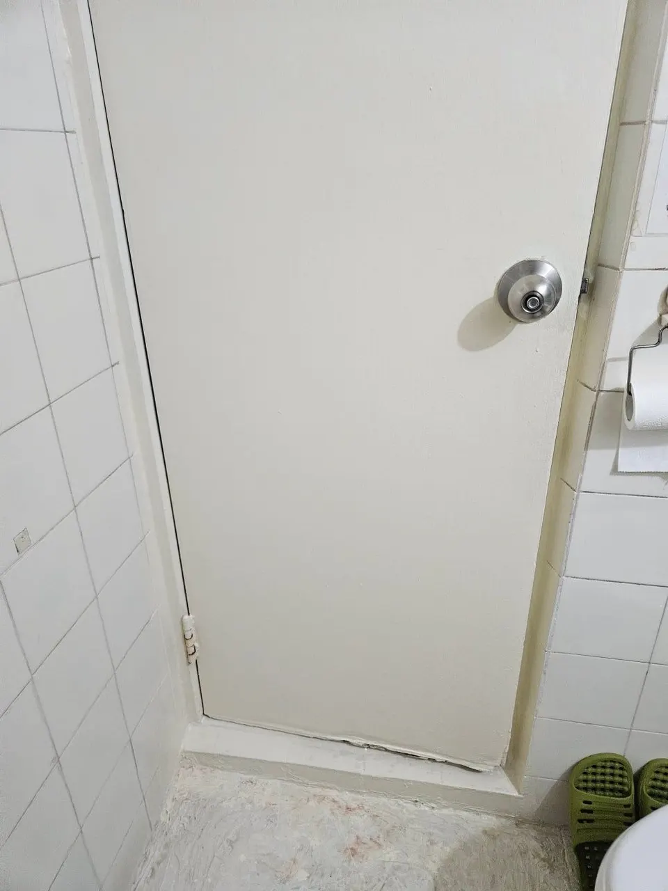 하단이 물을 먹어 상한 욕실 안쪽에서 본 기존 흰색 문