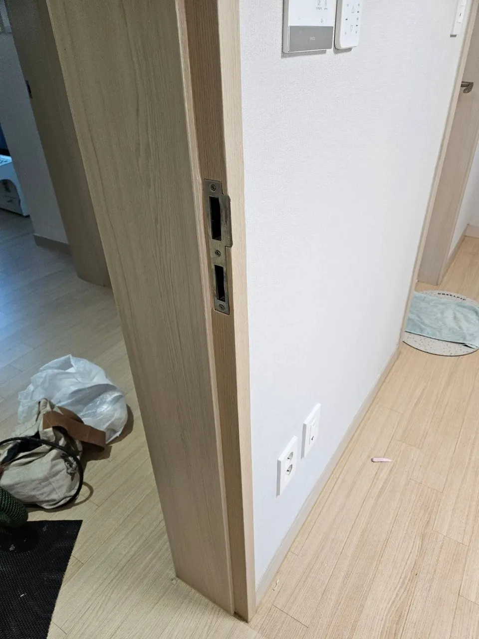같은 문틀 옆면 — 캐치박스 둘레가 반듯하게 복원된 모습