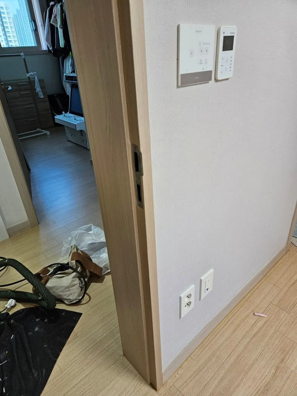 수리를 마친 연한 나무색 문틀 — 캐치박스 둘레가 매끈하게 이어진 모습