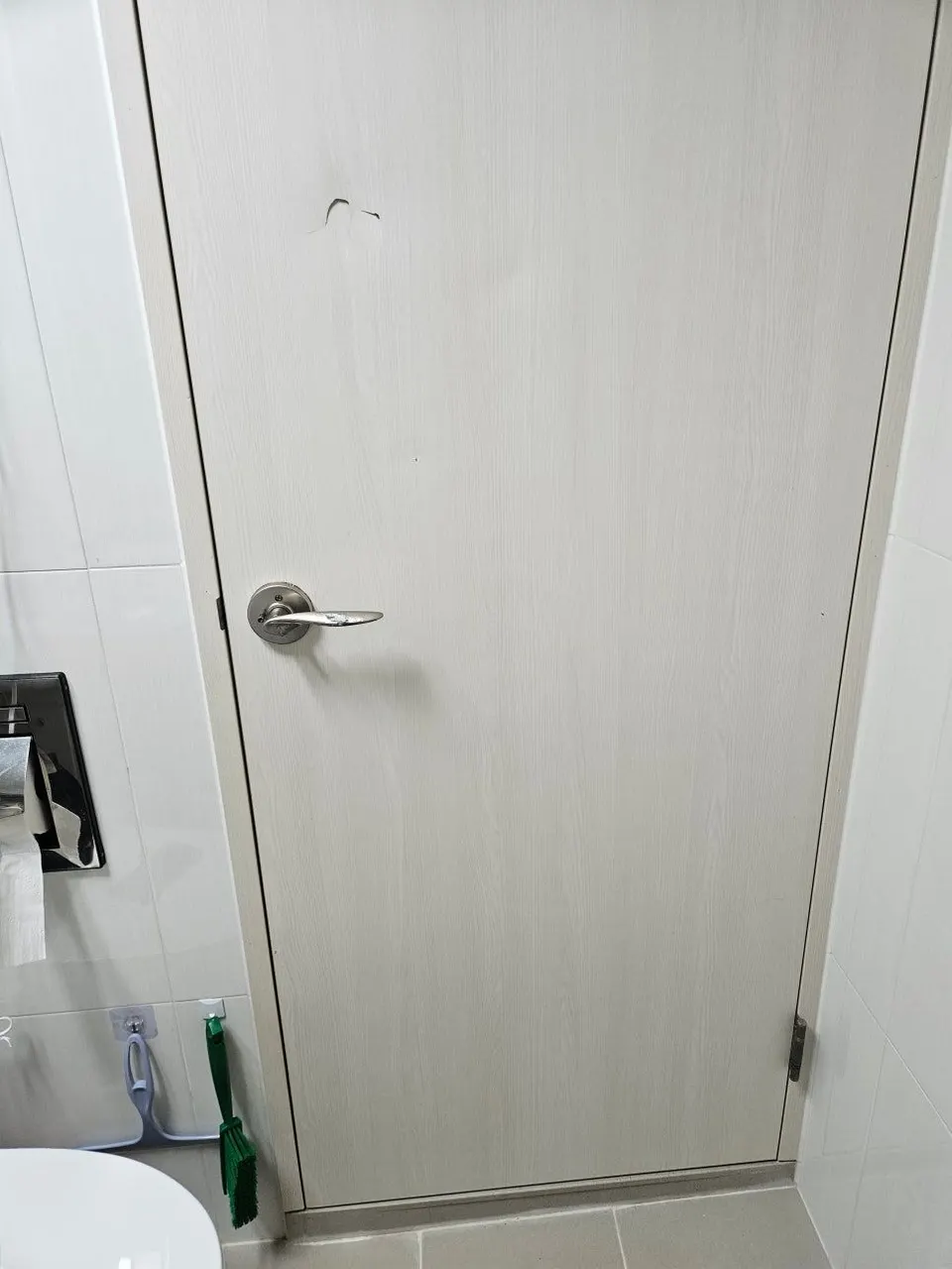 화장실문 위쪽에 작게 깨진 자국이 있는 복원 전 모습