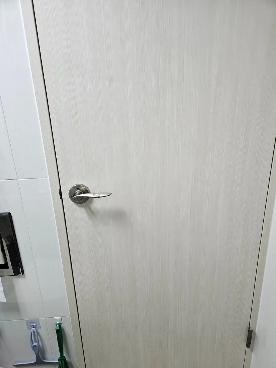 수리를 마친 화장실문 — 위쪽 깨졌던 자리가 보이지 않는 모습