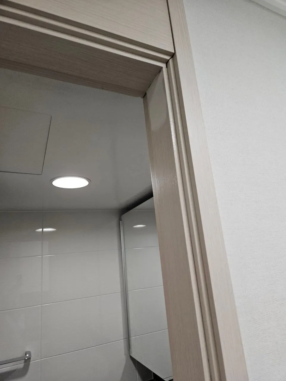 필름 마감을 마친 문틀 윗부분과 모서리가 이어진 모습