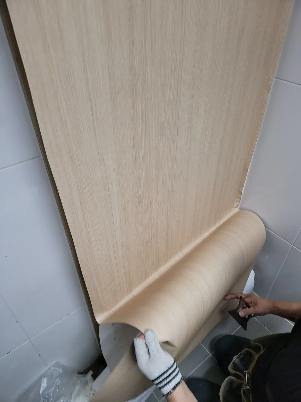 말려 있던 필름 롤을 풀어 문 면에 대어 보는 모습