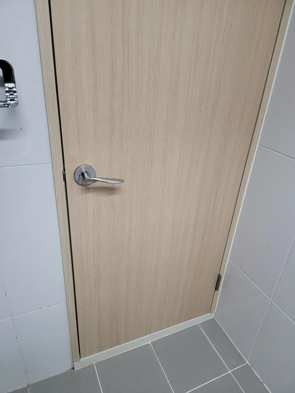 필름 리폼 후 화장실문 — 구멍 자국 없이 결이 이어진 모습