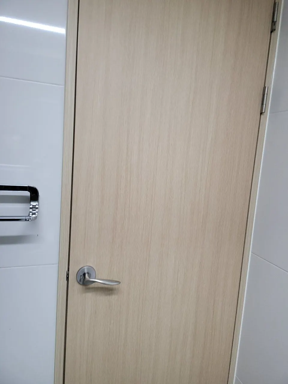 필름 리폼을 마친 화장실문 — 가운데 깨졌던 자리가 보이지 않는 모습