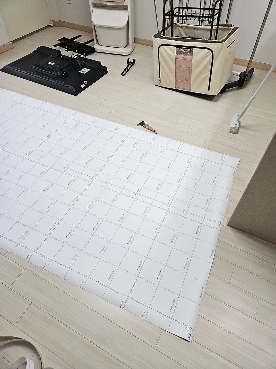 바닥에 펼쳐 놓고 크기에 맞춰 재단하는 필름