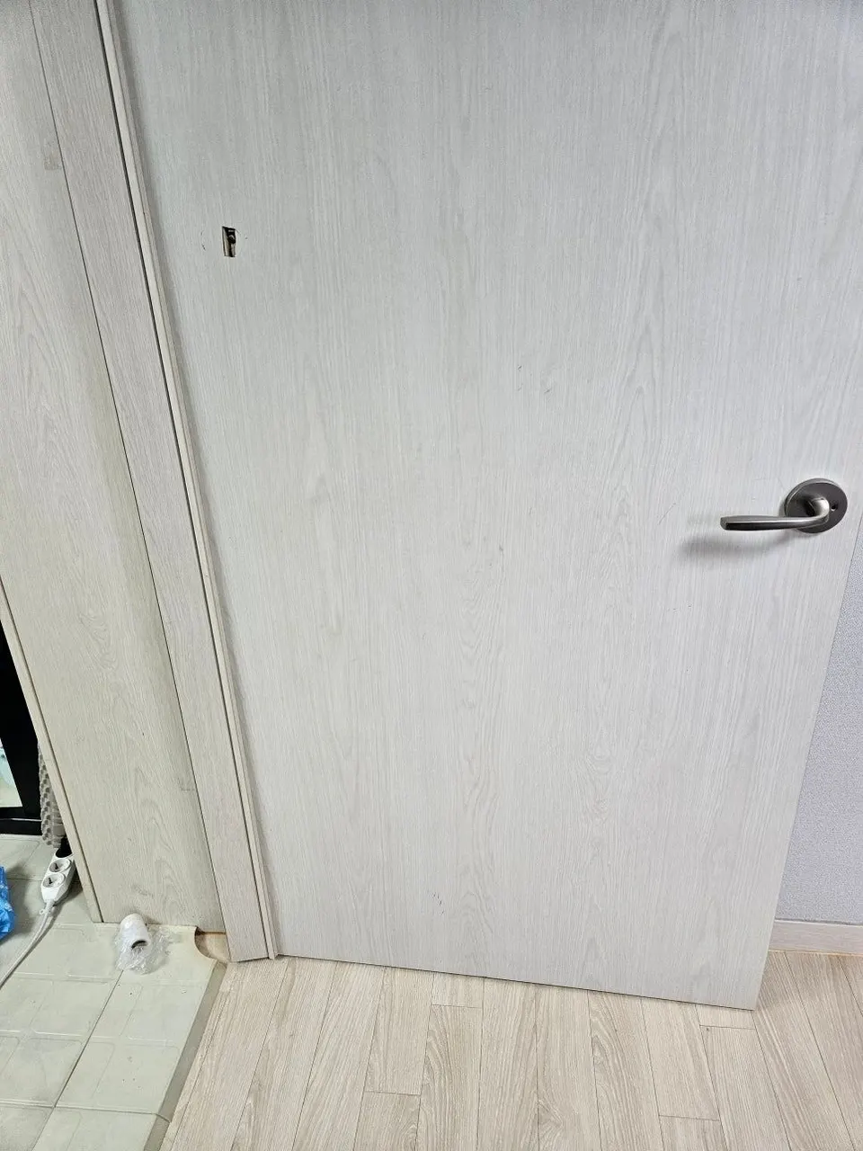 안방문 위쪽에 작게 깨져 파인 자국이 보이는 복원 전 모습