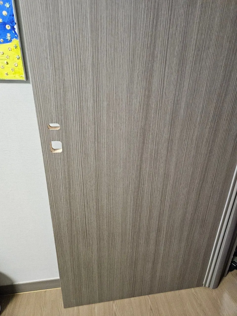필름 시공 후 같은 문 — 결이 이어져 깨진 자국이 보이지 않는 표면
