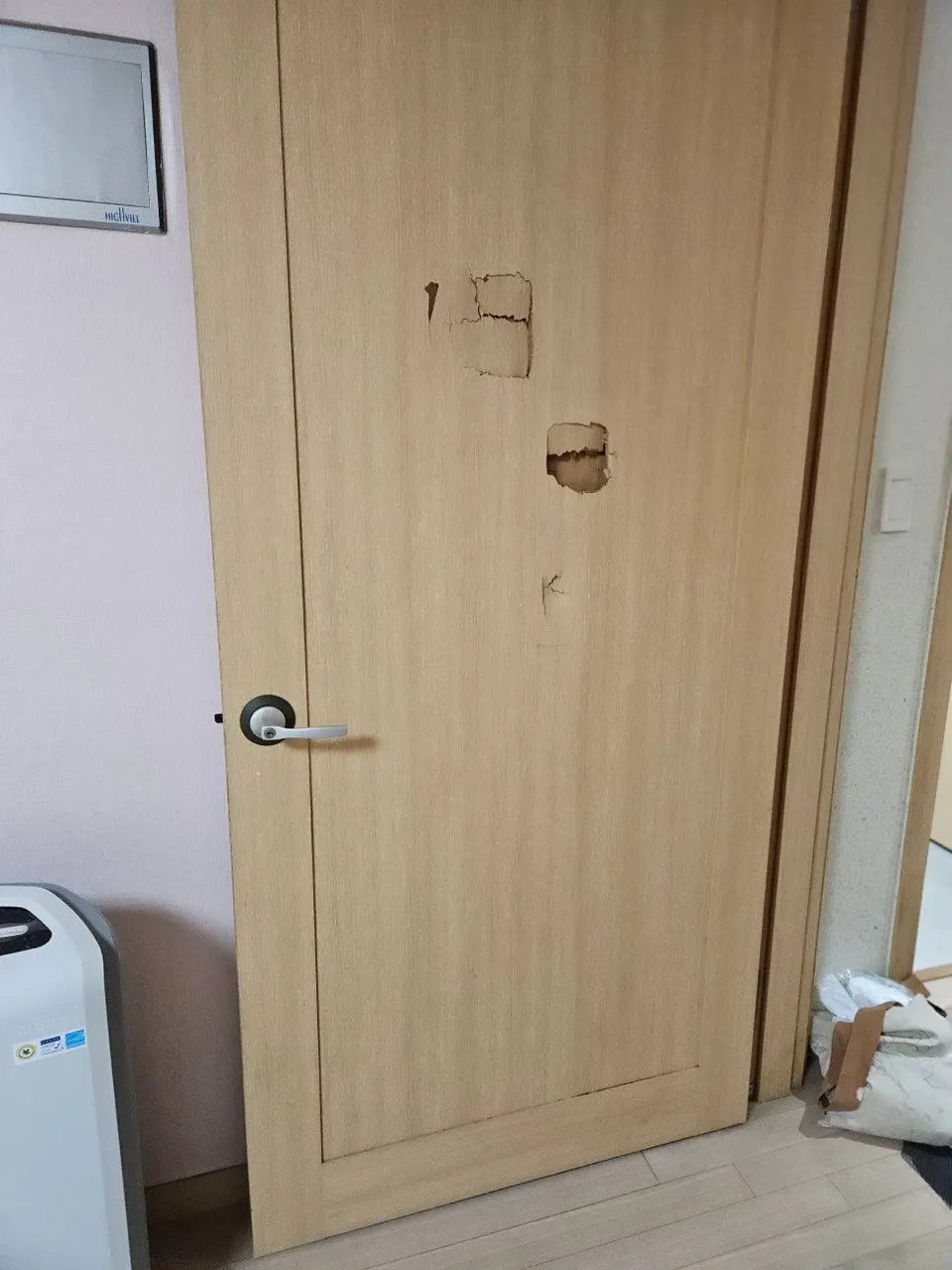 액자형 안방문 가운데에 여러 군데 깨져 파인 복원 전 모습