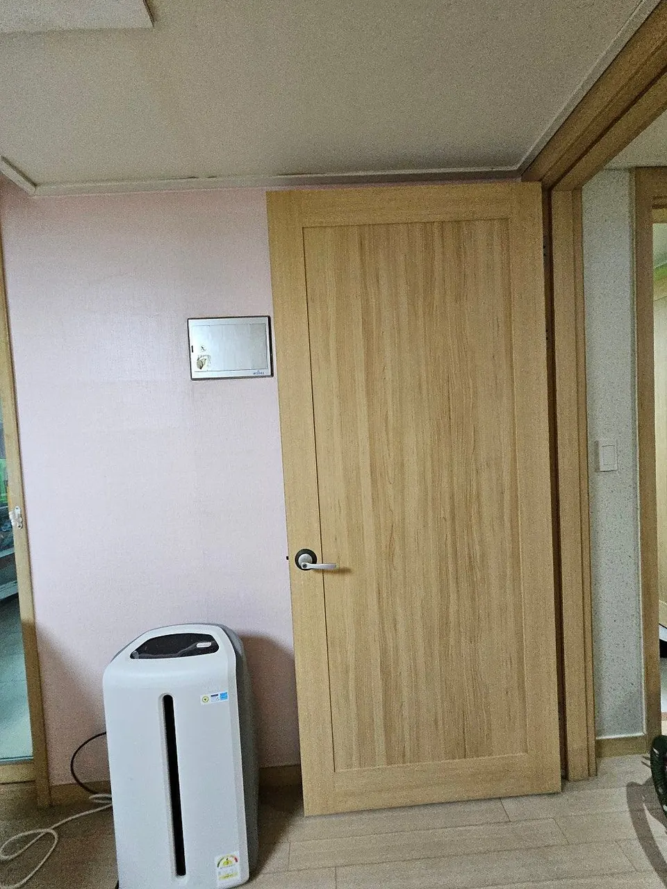 복원을 마친 연갈색 액자형 안방문 — 가운데 깨졌던 자리가 보이지 않는 모습