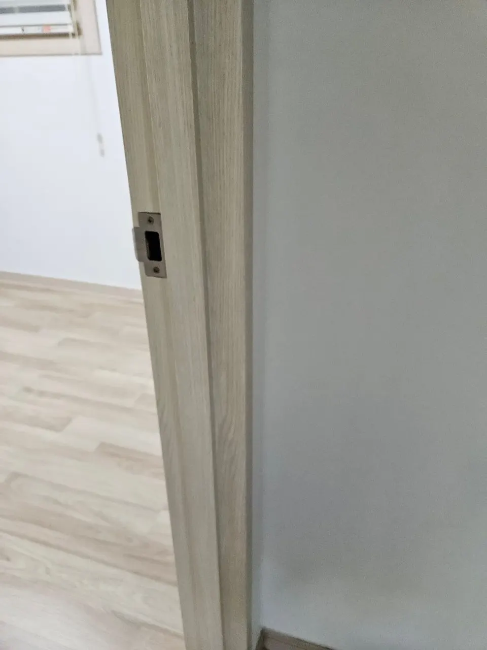 복원을 마친 안방 문틀 — 걸쇠 자리와 몰딩이 제자리에 매끈하게 이어진 모습