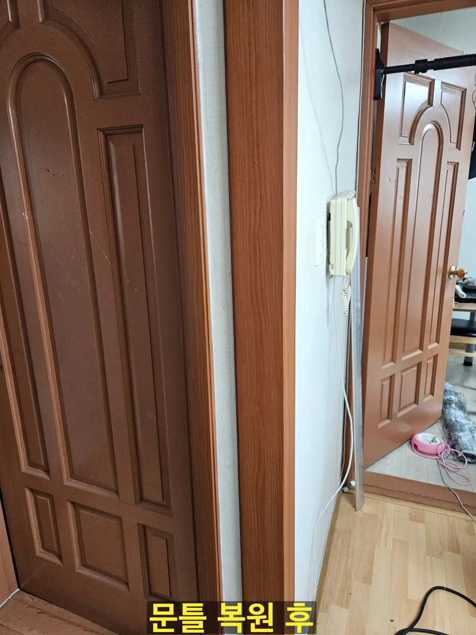 복원을 마친 방문 문틀 — 패였던 모서리가 매끈하게 이어진 모습