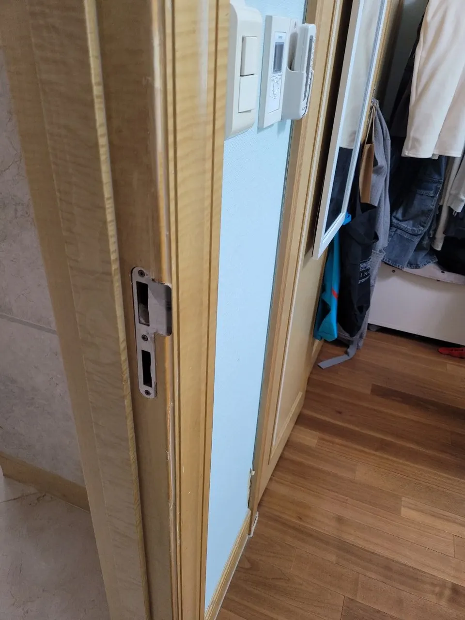 캐치박스 철판 자리를 낸 복원 중 문틀 옆면