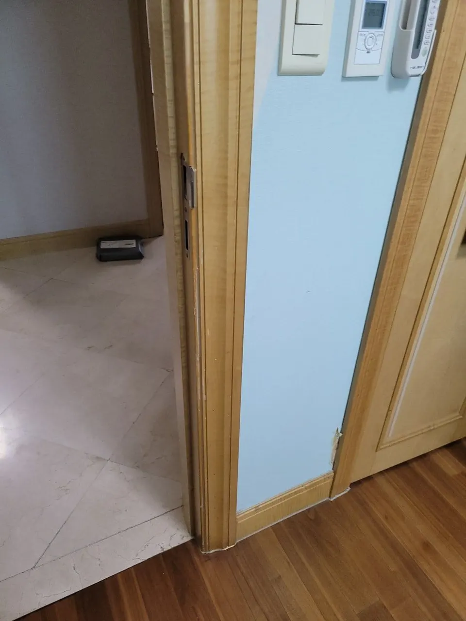 복원을 마친 나무 문틀 — 걸림 자리가 매끈하게 이어진 모습