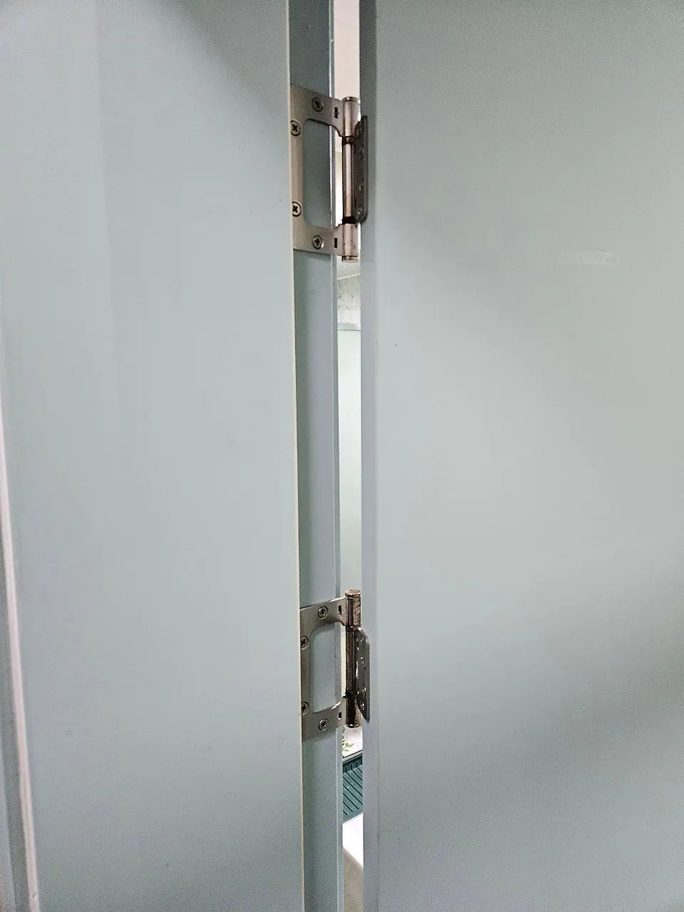 욕실문 옆면에 경첩 두 개가 달려 있는 분리 전 모습